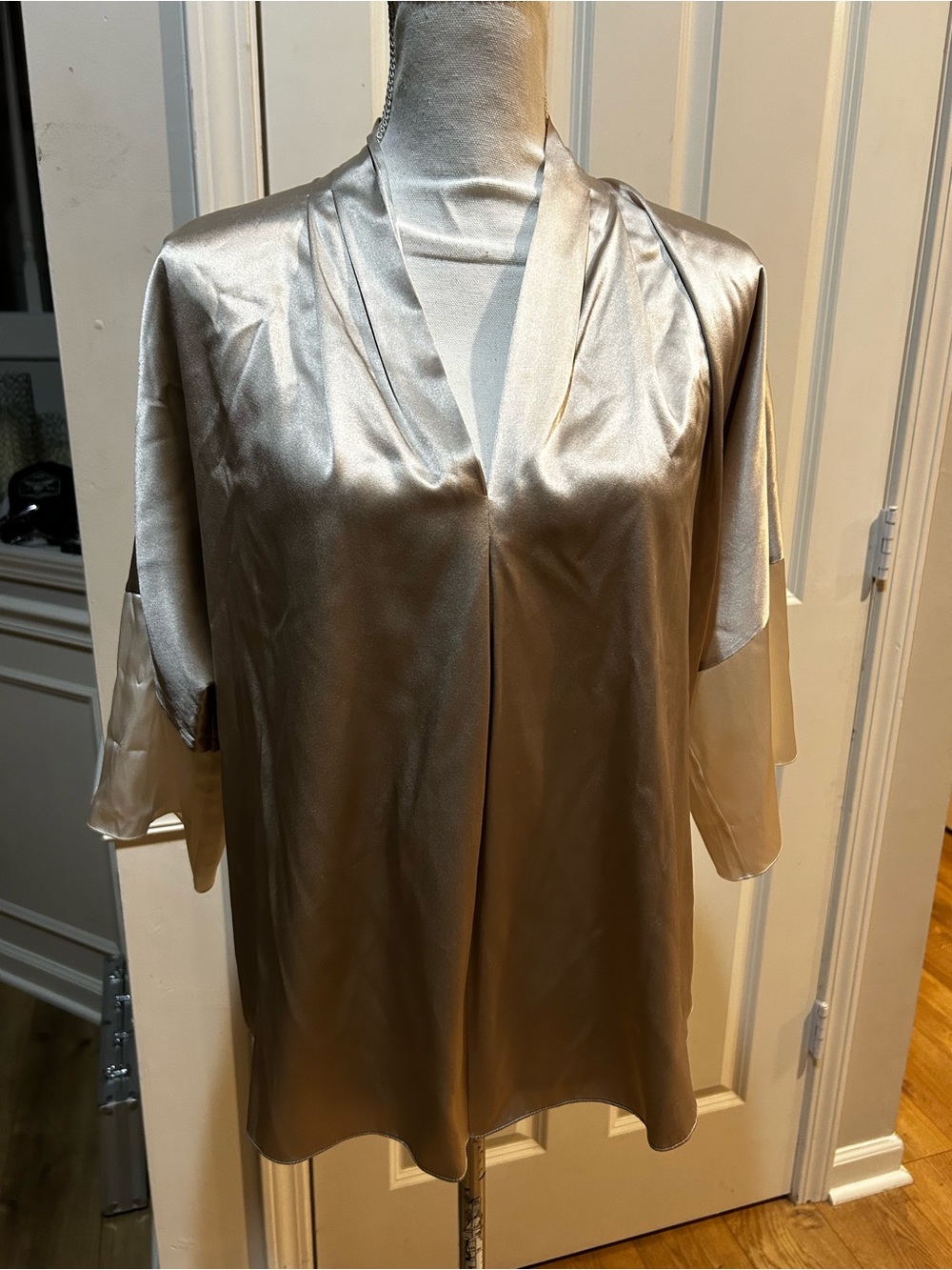 Ellie Tahari Satin V-Neck Dolman Sleeve blouse Top - Medium